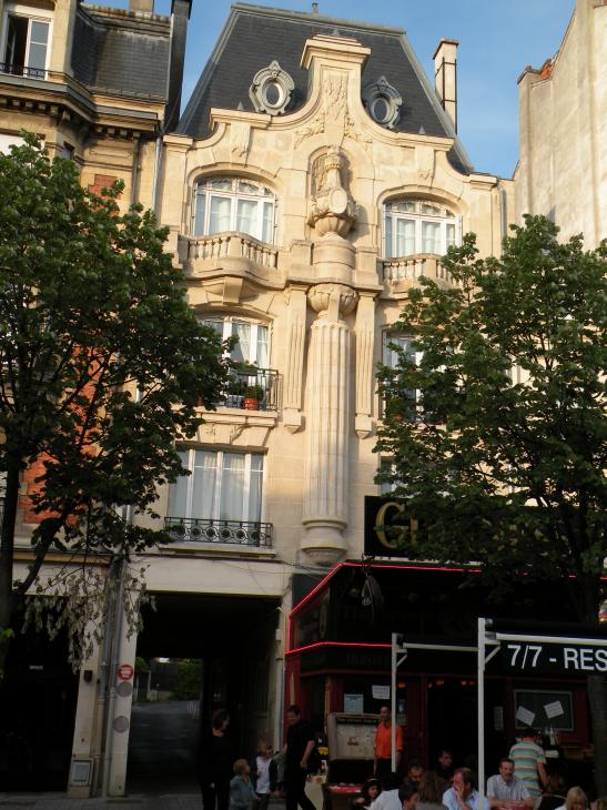  bel immeuble en pierres de taille, place Drouet